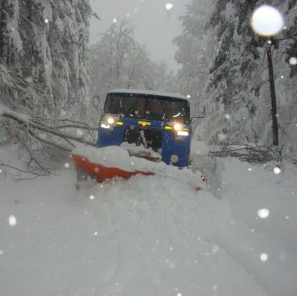 Заради обилния снеговалеж и преспите движението в Източна България е затруднено или блокирано