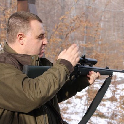 Мирослав Найденов направи показно как трябва да се зареждат и поддържат оръжията (снимка архив)