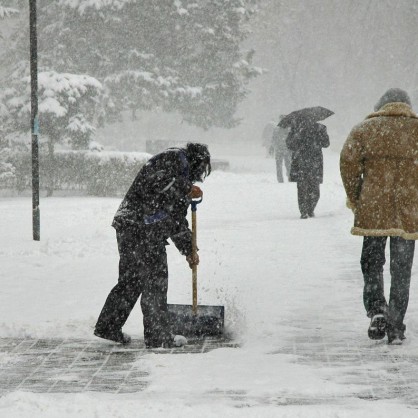 Отново заваля сняг в София, улиците се почистват