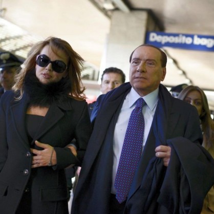 Силвио Берлускони се е оженил за младата си годеница Франческа Паскале