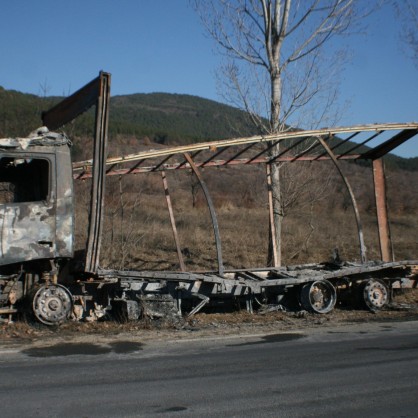 Камион се запали и изгоря в движение