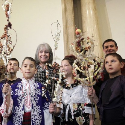 Вицепрезидентът Маргарита Попова прие сурвакари по случай Ромската Нова година