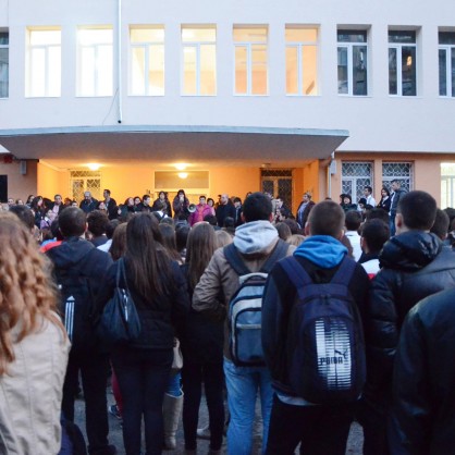 Евакуираните ученици пред русенската гимназия