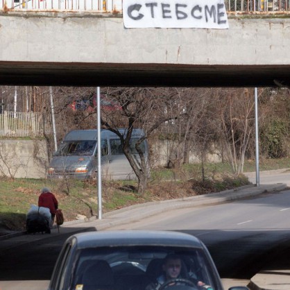 Транспарант с надпис Октай с теб сме, се опяви на оживен булевард в