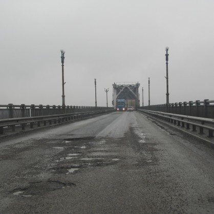 Огромни дупки зейнаха в румънския участък на Дунав мост