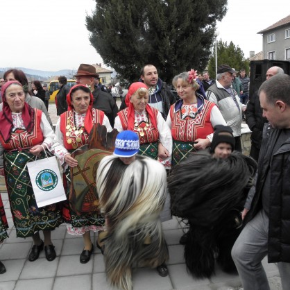 Кукери посрещнаха министър Мирослав Найденов в Симитли