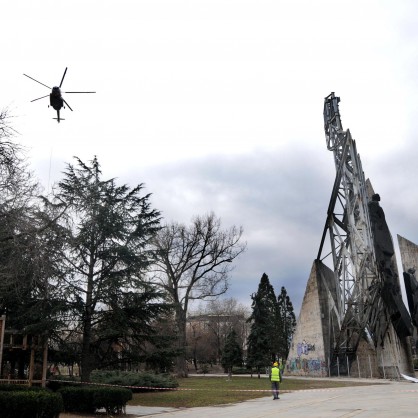 Хеликоптер направи няколко захода над паметника с пуснато въже