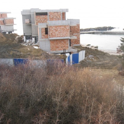 Масивна постройка е издигната на морския бряг във Водната учебна спортна база на НСА край Несебър