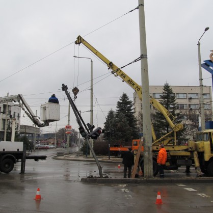 Зрелищна катастрофа на кръстовище в Русе завърши с пречупен светофарен стълб