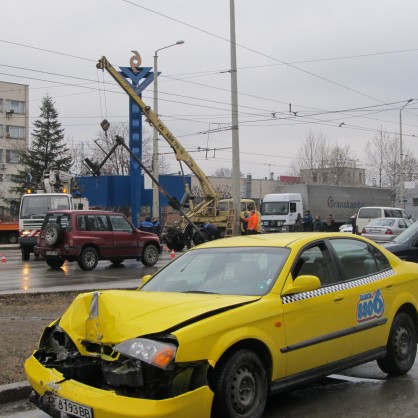 Колата след ударът й в светофарния стълб в Русе
