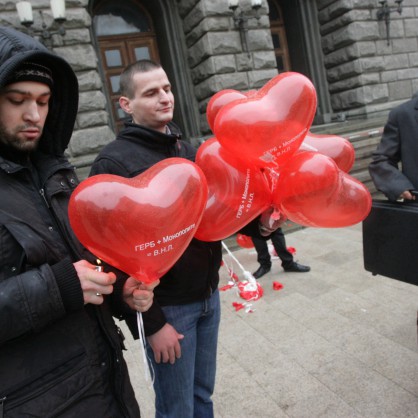 500 балона бяха спукани пред сградата на Министерския съвет от активисти на 