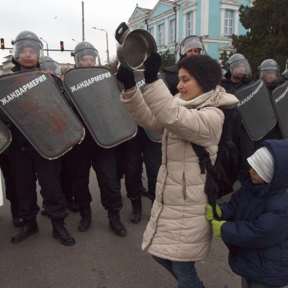 Варненка протестира, тропайки върху тенджера