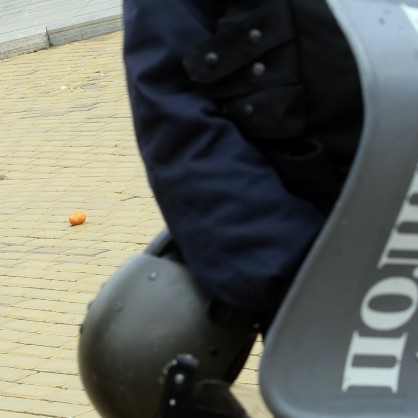 Яйца и обелки от плодове преди това полетяха към фасадата на парламента, хвърляни от хората, излезли на протест в столицата