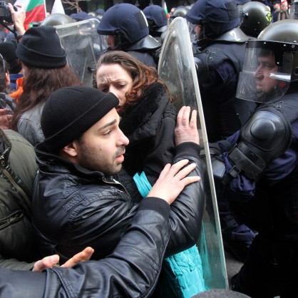 Протестът в София стигна до сблъсъци с жандармерията