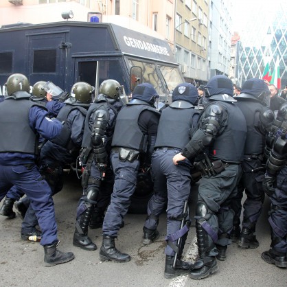 Жандармерията в акция - спира протестиращите на ул. 