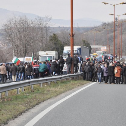 Пътната блокада на Е-79 при Благоевград при протеста срещу монополите