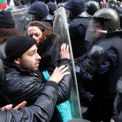 Жандармерията спира протестиращите срещу монополите в София