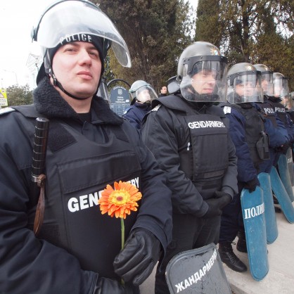 Жандармеристите свалиха щитовете пред протестиращите в знак на подкрепа и ги пуснаха на минат по пътя им към Аспаруховия мост