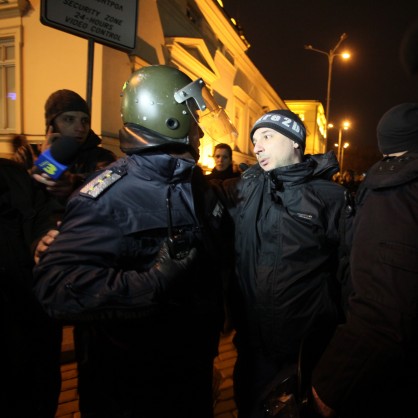 Сблъсък между жандармерията и протестиращите пред парламента