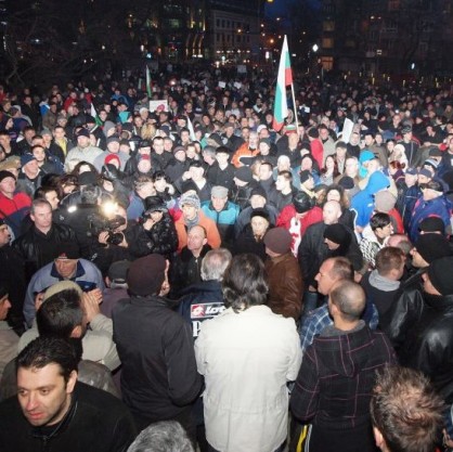 Сблъсък между жандармерията и протестиращите във Варна