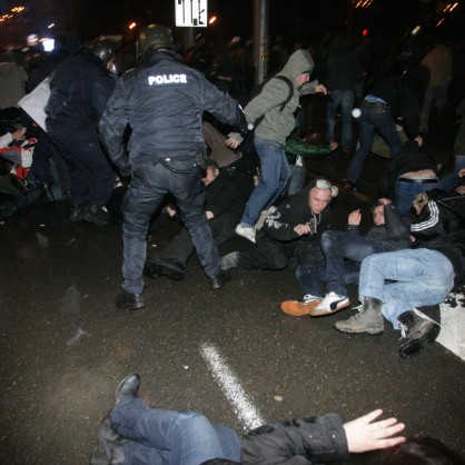 Полицията свали част протестиращите на Орлов мост на земята, като някои от активистите отнесоха ритници и палки