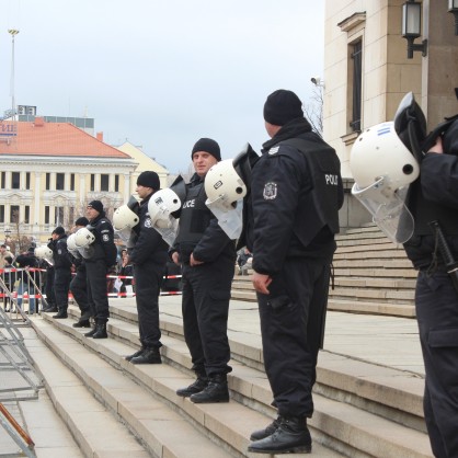 Десетки полицаи охраняваха държавните институции по време на националния протест