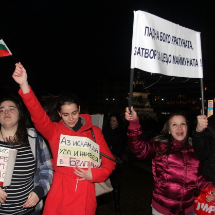Протестът в София е малоброен, умората си казва думата