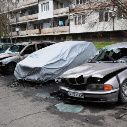 Три автомобила са изгорели напълно рано тази сутрин в Бургас