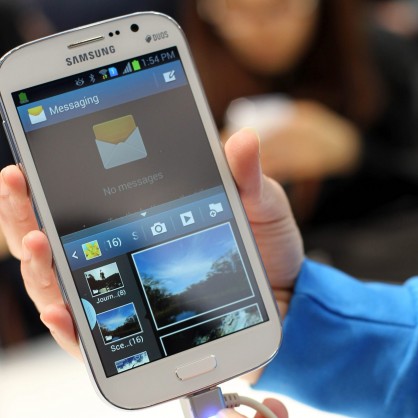 5-инчов смартфон Samsung Galaxy с двe SIM-карти