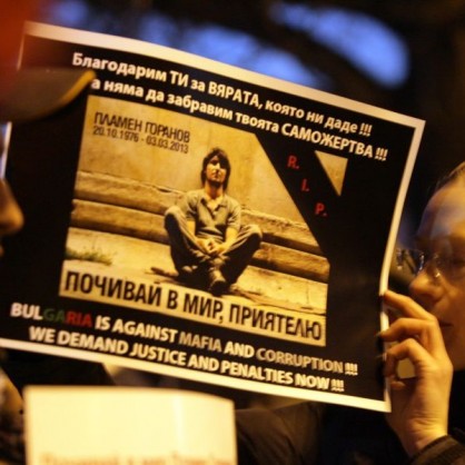 Протестиращи на Орлов мост в столицата почетоха паметта на Пламен