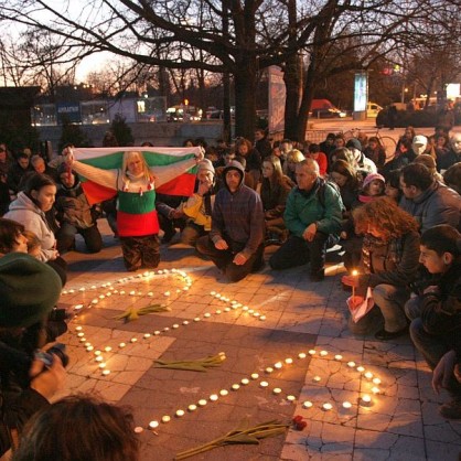 Протестиращи на Орлов мост в столицата почетоха паметта на Пламен