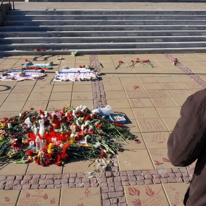 Хората непрекъснато поставят цветя и камъни пред община Варна