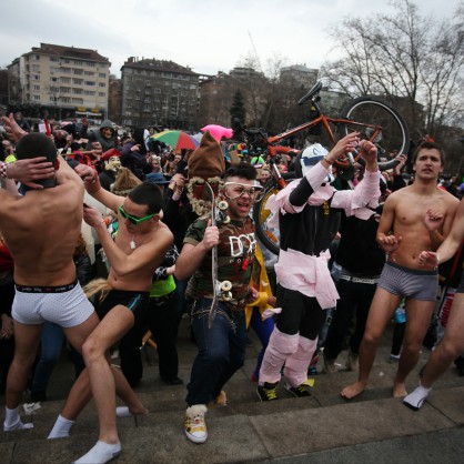 На 2 март пред Паметника на Съветската армия в София се проведе флашмоб най-масовият Harlem Shake на Балканите