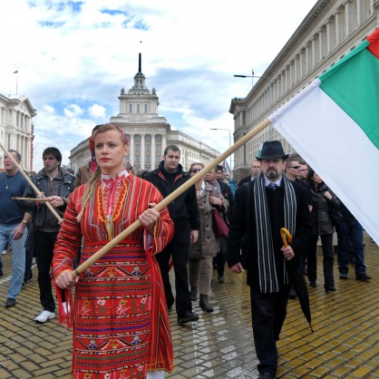 Симпатизанти на ВМРО дойдоха с обърнати флагове на протеста
