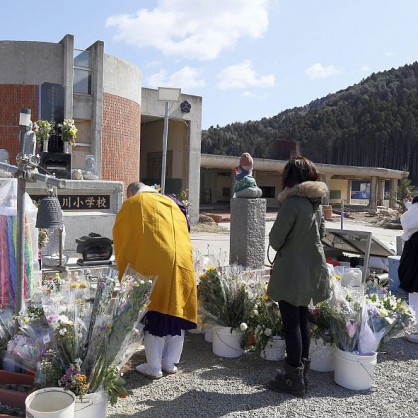 Япония почете паметта на загиналите при земетресението през 2011 г.