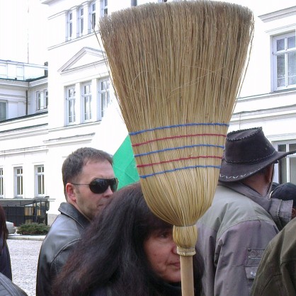 Граждани се събраха на протест с метли и лопати ред Народното събрание