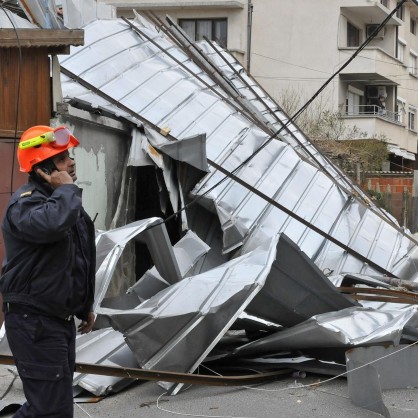 Метален покрив затисна къща при ураганен вятър в Хасково