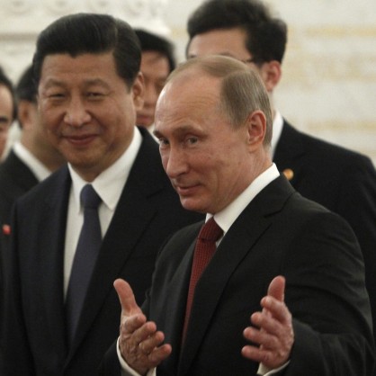 Си Цзинпин, който пристигна днес в Москва, приветства Путин като добър приятел.