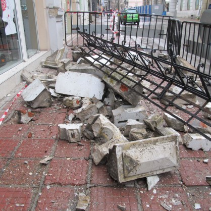 Балкон на сграда-паметник на културата е рухнал тази нощ на главната улица 