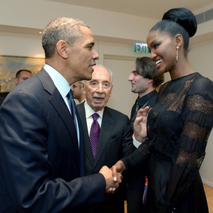 Президентът на Израел Шимон Перес представя новата Мис Израел Йетиш Тити Айнав на Барак Обама