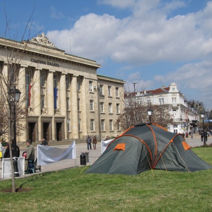 Палатка е опъната в знак на протест в центъра на Русе