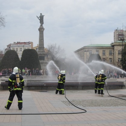 Русенските пожарникари демонстрираха днес възможностите на нова техника на стойност 1,9 млн.евро, получена по европейски проект