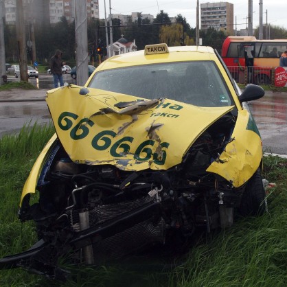 Автобус и такси се удариха във Варна