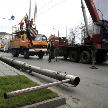 Електрически стълб падна на пътното платно до Руски паметник