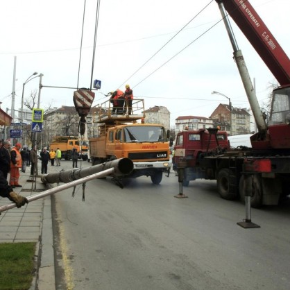 Електрически стълб падна на пътното платно до Руски паметник