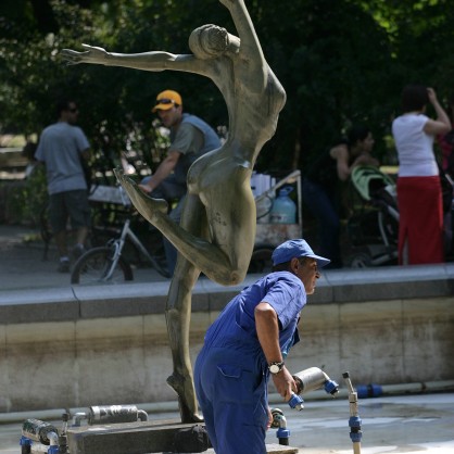 Работник проверява фонтана пред Народния театър