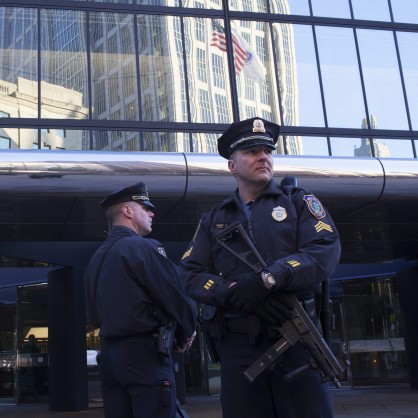 Мерките за сигурност в САЩ са повишени след бомбените атаки в Бостън