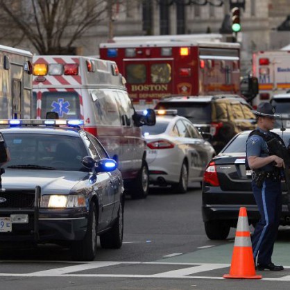 Десетки ранени при експлозии в Бостън