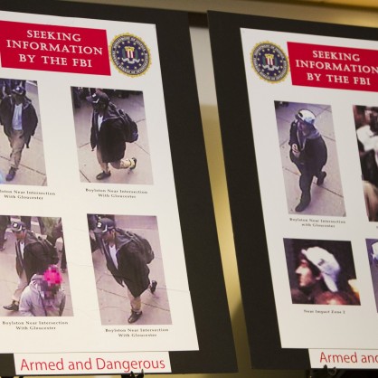 ФБР разпространи снимки на двама млади мъже, заподозрени за взривовете