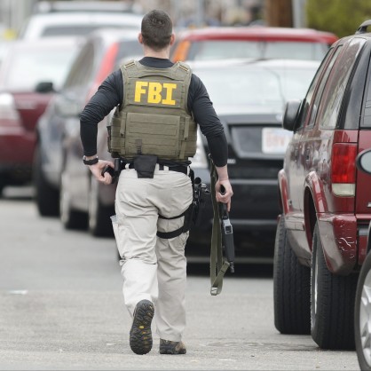 Представител на ФБР по време на спецакцията по залавяне на втория атентор в Бостън